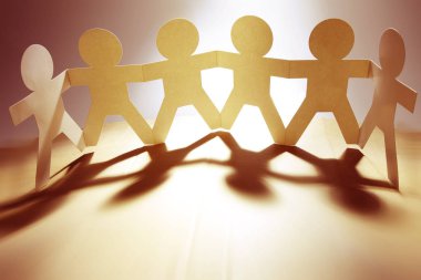 Kağıt zinciri kişilik bir satır tutan eller