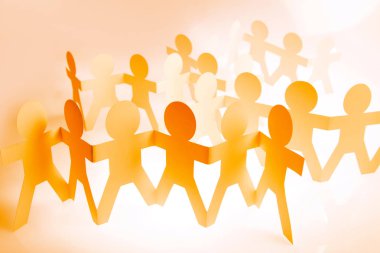 Zincir insanlar el ele tutuşarak dörtlü kağıt