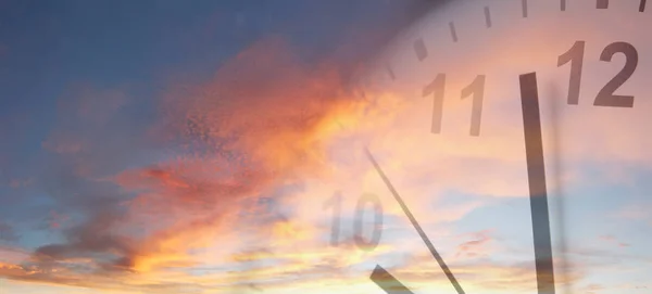 Cara Relógio Céu Brilhante Tempo Que Passa — Fotografia de Stock
