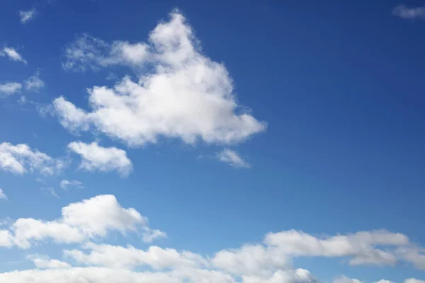 Nubes Blancas Esponjosas Cielo Azul —  Fotos de Stock