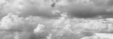 Gökteki gri fırtına bulutları