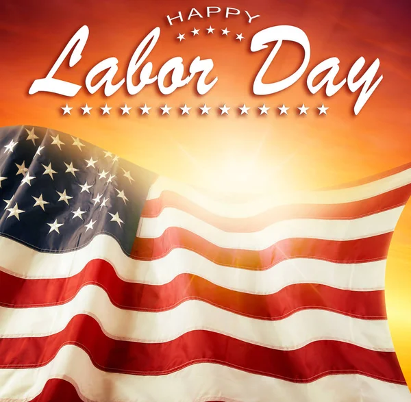 Gökyüzünde Amerikan bayrağı. İşçi Bayramı