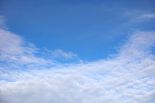 青空に浮かぶふわふわの白い雲 — ストック写真