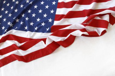 Beyaz arkaplanda Amerikan bayrağına yakın plan