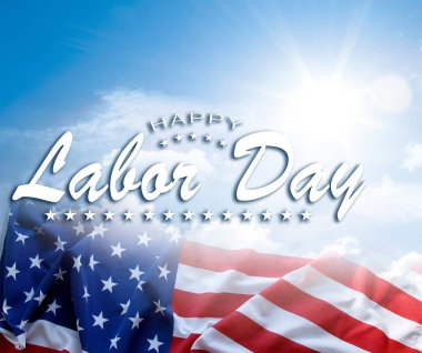 Gökyüzünde Amerikan bayrağı. İşçi Bayramı