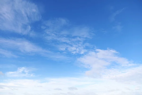 Nubes Blancas Esponjosas Cielo Azul —  Fotos de Stock