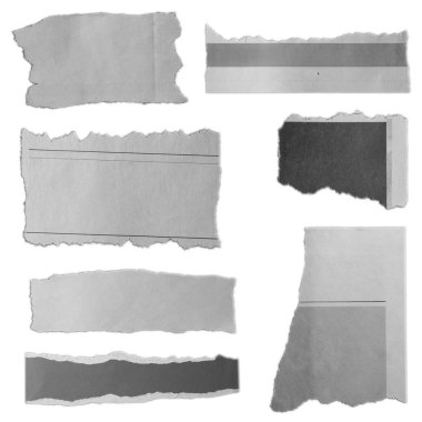 Sade arkaplanda yedi parça yırtık kağıt 