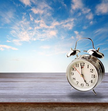 Gökyüzü önünde masada Retro çalar saat