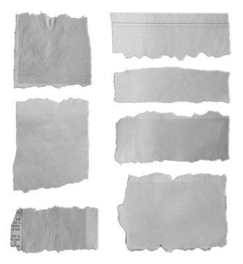 Sade arkaplanda yedi parça yırtık kağıt 