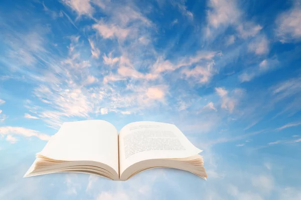 Открытая Книга Голубом Небе — стоковое фото