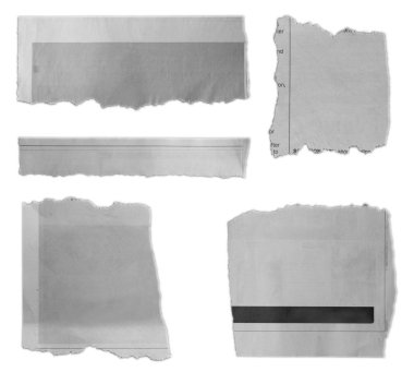 Düz arkaplanda beş parça yırtık kağıt 