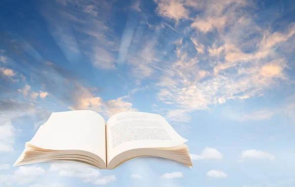 Открытая Книга Голубом Небе — стоковое фото