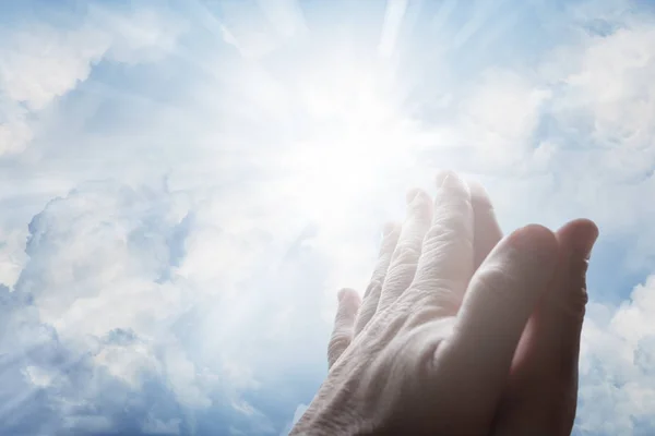 Manos Juntas Rezando Cielo Brillante —  Fotos de Stock