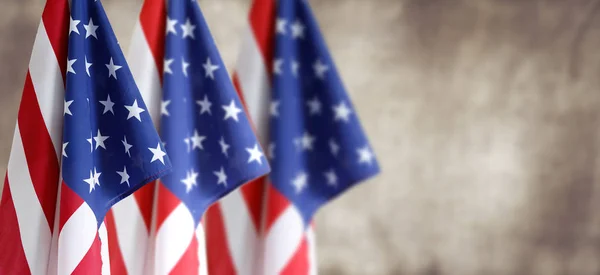 Tre Amerikanska Flaggor Framför Suddig Brun Bakgrund — Stockfoto