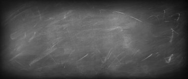 Tahta arka planda tebeşir temizlendi