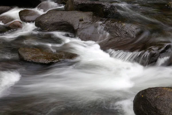 高速流れる渓流と岩 — ストック写真