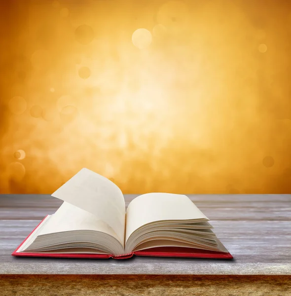 Tablo arka plan bulanık turuncu önünde açık kitap