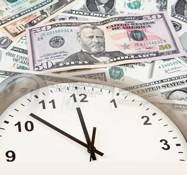 Horloge Sur Des Billets Américains Assortis Temps Est Une Idée — Photo