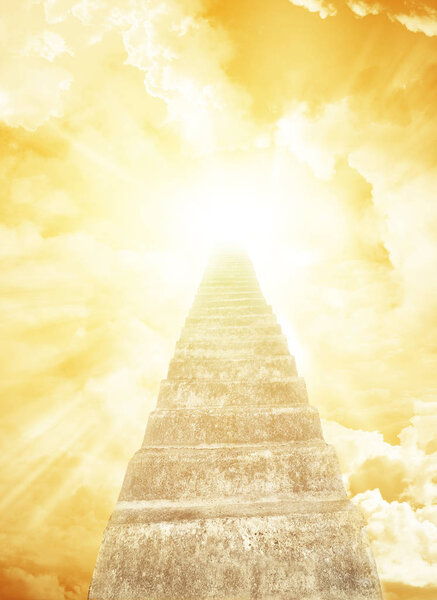 Лестница, ведущая к яркому небу
