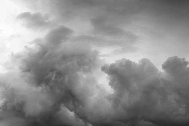 Gökteki gri fırtına bulutları