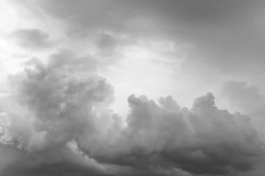 Gökteki gri fırtına bulutları