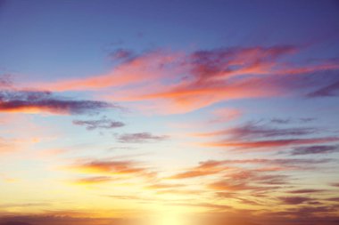 Sıcak yaz gökyüzünde güneş ışığı