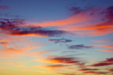 Sıcak yaz gökyüzünde güneş ışığı