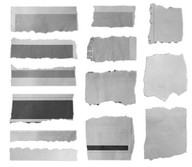 Düz arkaplanda yırtık kağıt parçaları 