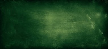 Yeşil karatahta arkaplanındaki tebeşir temizlendi