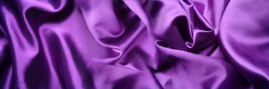 Dalgalanan mor ipek kumaşın yakınlaştırılması