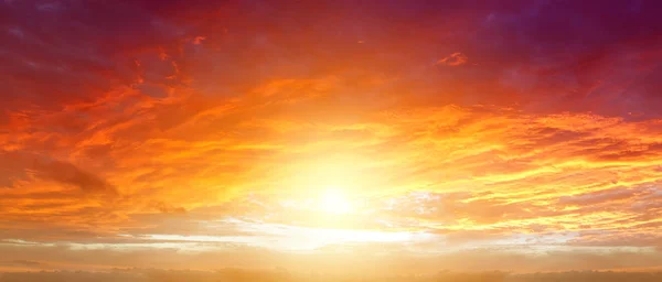 Солнечное яркое небо — стоковое фото