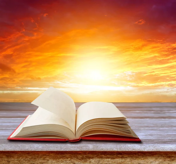 Книга и небо — стоковое фото