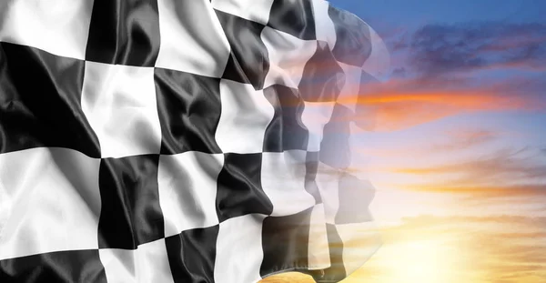 Flaga w szachownicę i niebo — Zdjęcie stockowe