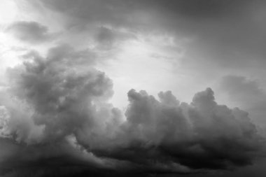 Gri fırtına bulutları