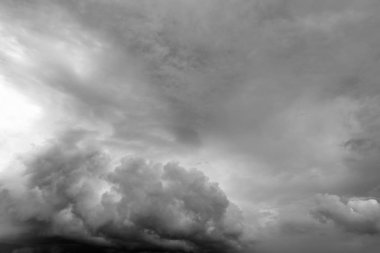 Gri fırtına bulutları