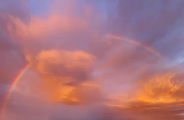 空にかかる虹 — ストック写真