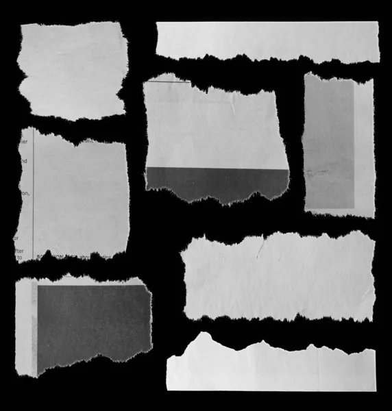 Sönderrivet papper på svart — Stockfoto