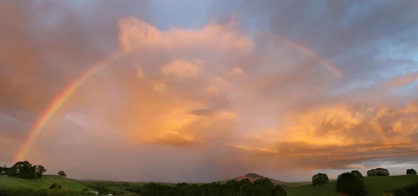 空にかかる虹 — ストック写真