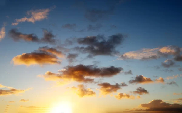 Güneşli parlak gökyüzü — Stok fotoğraf