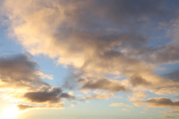 Sonnenbeschienene Wolken am Himmel — Stockfoto