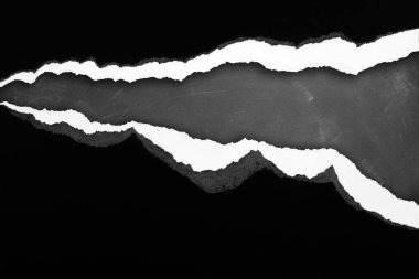 Kara tahta üzerinde yırtık kağıt