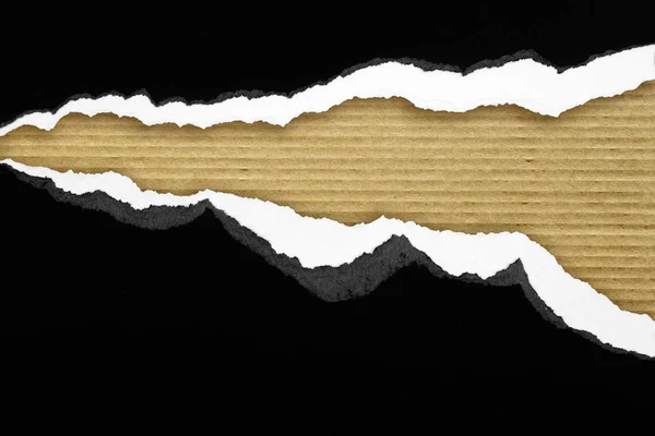 Papel rasgado sobre textura de papelão — Fotografia de Stock