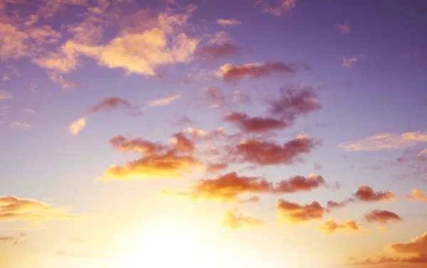 空の太陽に照らされた雲 — ストック写真