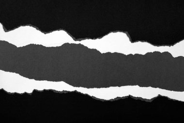 Gri üzerine yırtık kağıt