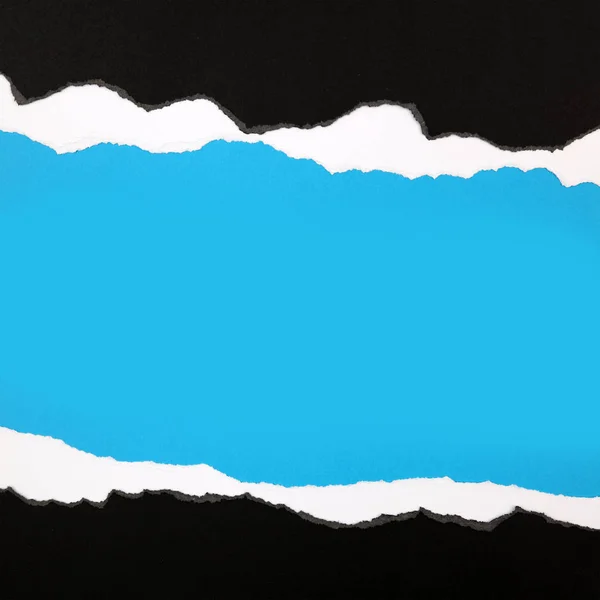Розрізаний папір на синьому — стокове фото