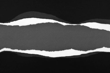 Gri üzerine yırtık kağıt