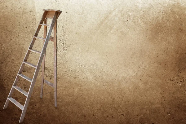 Лестница и коричневый фон — стоковое фото
