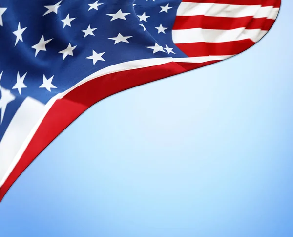 Amerikanska flaggan på blå — Stockfoto