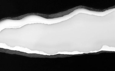 Düz arkaplanda yırtılmış siyah kağıt, kopyalamak için boşluk