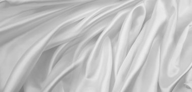 Dalgalanan beyaz ipek kumaş çizgilerinin yakınlaştırılması